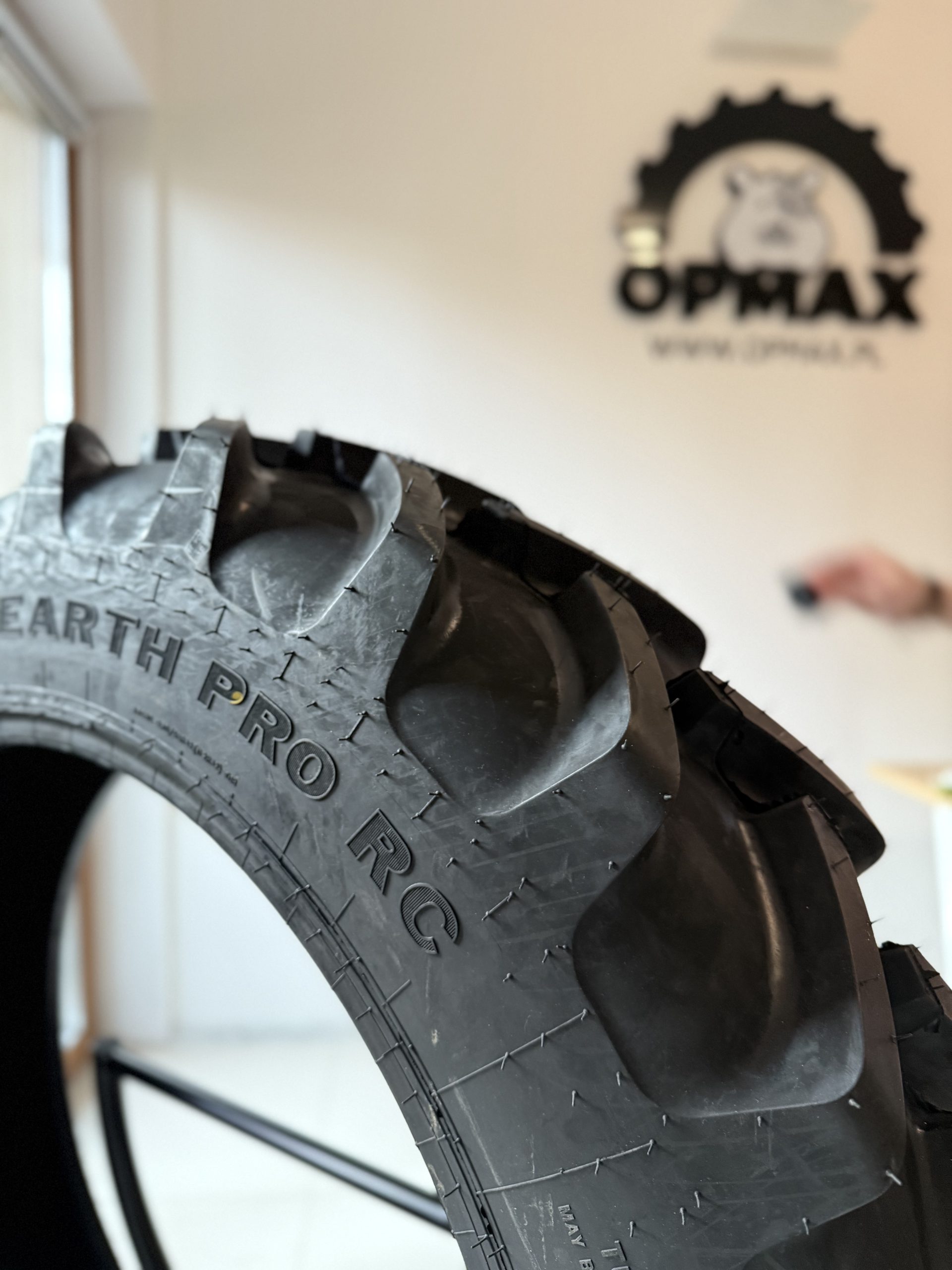 Opona Galaxy Earth Pro RC R-1 230/95R44 134D/137A8 TL